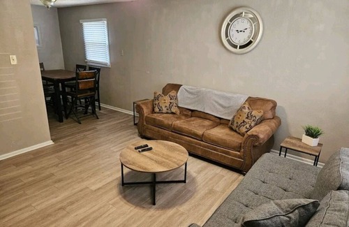 Lubbock House | 5 minutes from Tech/UMC/book a quaint 3 bedroom home w/wifi and laundry