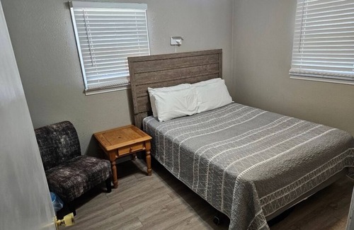 Lubbock House | 5 minutes from Tech/UMC/book a quaint 3 bedroom home w/wifi and laundry