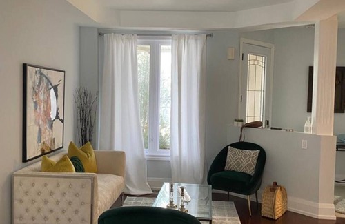 Whitby House | 5 minutes from Thermea spa village Whitby, close to great hiking trials.