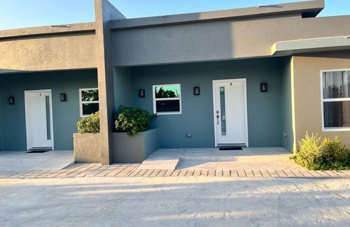 George Town Apartment | 5 minutes to Pedro Castle and Spotts Beach. Family and Pet Friendly.