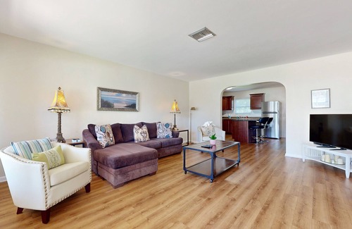 Lantana House | 5 Minutes to Beach | Sparkling Tropical Getaway | Large Screened Lanai