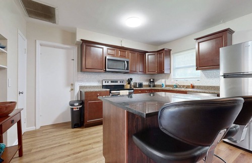 Lantana House | 5 Minutes to Beach | Sparkling Tropical Getaway | Large Screened Lanai