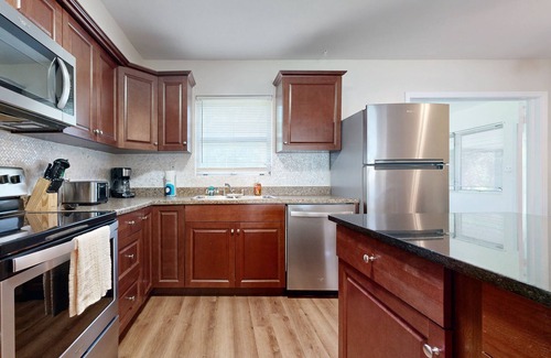 Lantana House | 5 Minutes to Beach | Sparkling Tropical Getaway | Large Screened Lanai