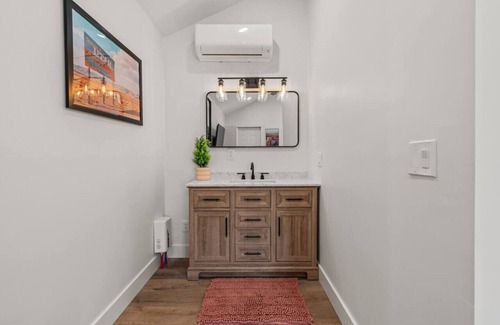 St. Charles Cabin | #5 Red Rock Cabin! Newly Remodeled! AC! Sleeps 4!