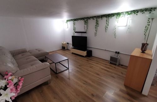 Boscombe Apartment | 5 sleeps with kids play area and travel cot