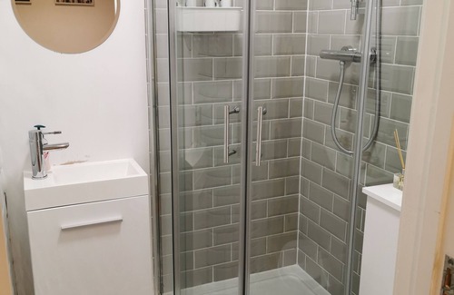 Boscombe Apartment | 5 sleeps with kids play area and travel cot