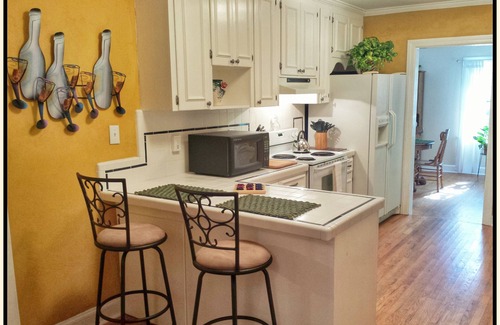 Franklin House | 5 Star listing. Dog Friendly in Downtown Franklin!