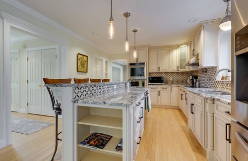Waterford House | 5-star Luxurious 4 Bedroom Home by the Beach and Minutes from Mystic