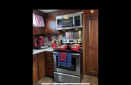 Palm City Boat Rental | 5 star resort living w/pool! Family sized w/full kitchen & great views!