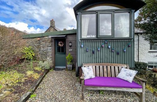 Snowdonia National Park Apartment | 5 Star Shepherds Hut in Betws y Coed with Mountain View