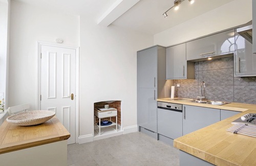 Midhurst Cottage | 5 The Clock House - a flat that sleeps 2 guests in 1 bedroom