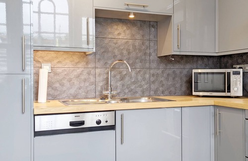 Midhurst Cottage | 5 The Clock House - a flat that sleeps 2 guests in 1 bedroom