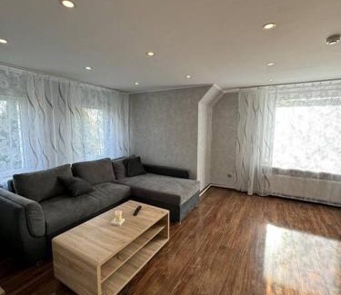 Neumuenster Villa | 5 Zimmer Haus mit Whirlpool, Grillhütte und privatem Garten, Perfekt für Gruppen oder Familien