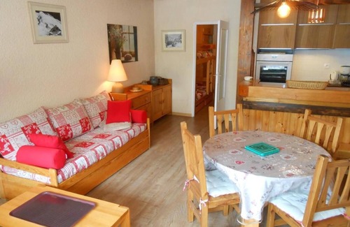 Les Deux Alpes Apartment | 50m from resort center, 1st floor, view ski slopes, balcony, tv, ski locker, 32m², Les 2 Alpes