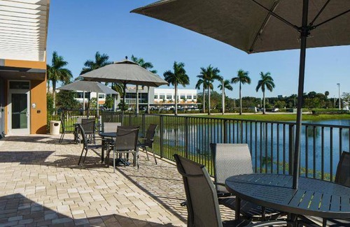 Deerfield Beach Hotel | 51 mΒ² Hotel β 127 guests