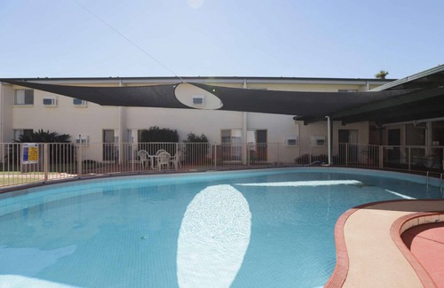 Emerald Hotel | 51 m² Motel ∙ 2 bedrooms ∙ 127 guests