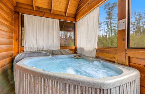 Pigeon Forge Cabin | 52 m² Cabin ∙ 1 bedroom ∙ 2 guests