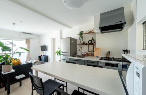Miyakojima Apartment | 520 Mbps コンビニ徒歩1分,エアコン3台,PS4,バスタブ,野江内代4分,高級マットレス