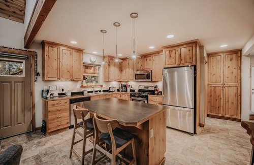 Warnick Cabin | 52GS - Hot Tub - WiFi - Pets Ok - Wood Stove - Sleeps 6 by RedAwning