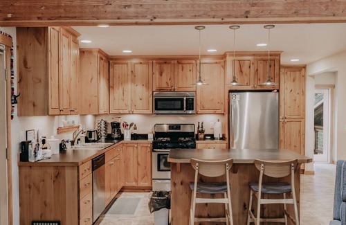 Warnick Cabin | 52GS - Hot Tub - WiFi - Pets Ok - Wood Stove - Sleeps 6 by RedAwning