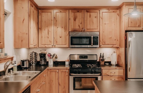 Warnick Cabin | 52GS - Hot Tub - WiFi - Pets Ok - Wood Stove - Sleeps 6 by RedAwning