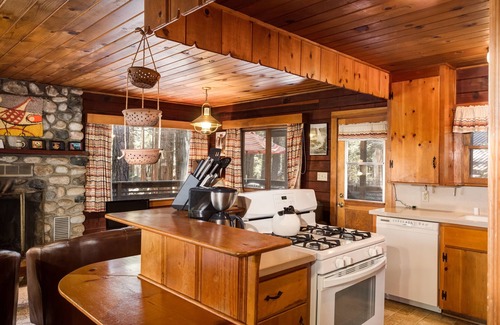 North Wawona Cabin | (53) Creekside Cabin at The Redwoods In Yosemite
