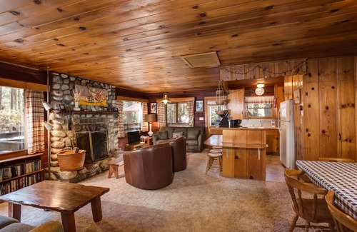 North Wawona Cabin | (53) Creekside Cabin at The Redwoods In Yosemite