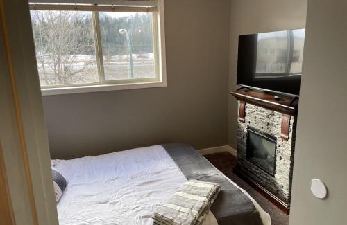 East Kootenay House | 541 Fernie B.C. SKI BIKE FISH Cozy Condo w Queen and Kitchen