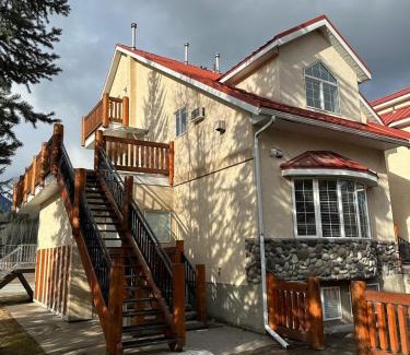 East Kootenay House | 541 Fernie B.C. SKI BIKE FISH Cozy Condo w Queen and Kitchen