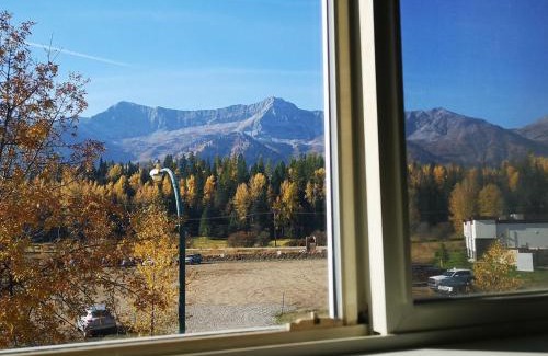 East Kootenay House | 541 Fernie B.C. SKI BIKE FISH Cozy Condo w Queen and Kitchen