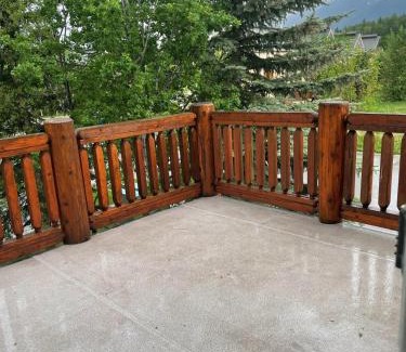 East Kootenay House | 541 Fernie B.C. SKI BIKE FISH Cozy Condo w Queen and Kitchen