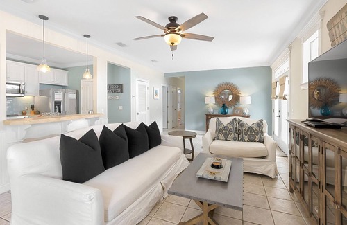 White's Gulfview House | 59-SECOND GOLF CART RIDE TO PRIVATE BEACH | PET-FRIENDLY GULF RETREAT