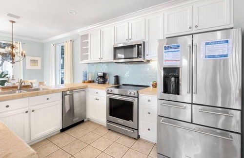 White's Gulfview House | 59-SECOND GOLF CART RIDE TO PRIVATE BEACH | PET-FRIENDLY GULF RETREAT