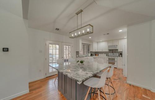 Richardson House | 5BD-3BA Bright & Cheerful Backyard Pool Retreat
