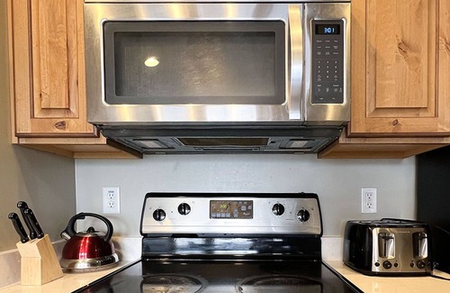 Salt Lake County House | 5BD Private Mountain View Home, Jacuzzi tub, Backyard