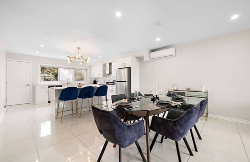 Cote-Saint-Luc Apartment | 5bdr Luxurious Apartment|2 Bathrooms | Sleeps 10
