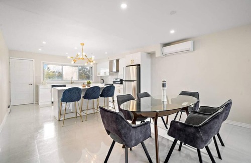 Cote-Saint-Luc Apartment | 5bdr Luxurious Apartment|2 Bathrooms | Sleeps 10