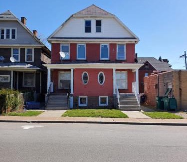 Downtown Niagara Falls House | 5BR Niagara Getaway Prime Location-Sleeps 10