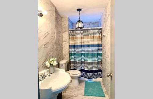 Downtown Niagara Falls House | 5BR Niagara Getaway Prime Location-Sleeps 10