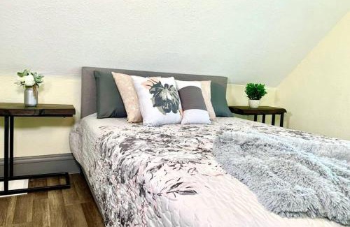 Downtown Niagara Falls House | 5BR Niagara Getaway Prime Location-Sleeps 10