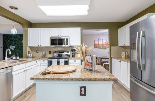 Round Rock House | 5BR Retreat: Arcade, Cowboy Pool & Volleyball Oasis in Huge Backyard