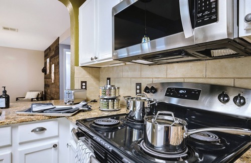 Round Rock House | 5BR Retreat: Arcade, Cowboy Pool & Volleyball Oasis in Huge Backyard