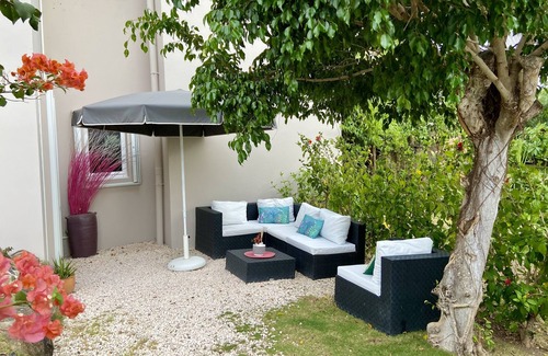 Bellevue Apartment | 5mn de la plage /appartement HIBISCUS avec jardin et petite vue mer