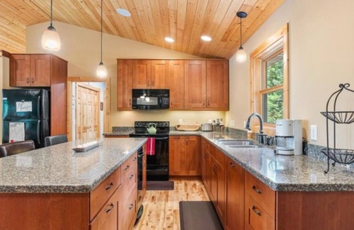 Breezy Point Cabin | 5Pines Ossie- Water Toys|Swim| Game Rm| Dock