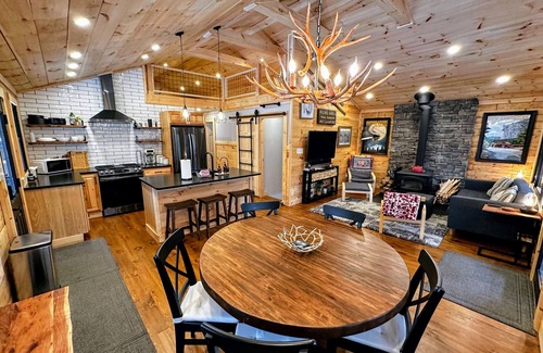 Bethlehem Cabin | 5R Cozy log chalet in fantastic location. Ski, snowshoe, fish, explore! AC, and dog friendly!