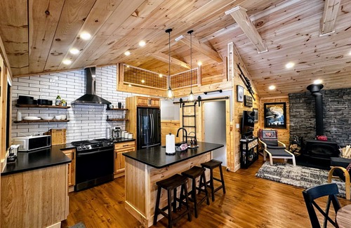 Bethlehem Cabin | 5R Cozy log chalet in fantastic location. Ski, snowshoe, fish, explore! AC, and dog friendly!