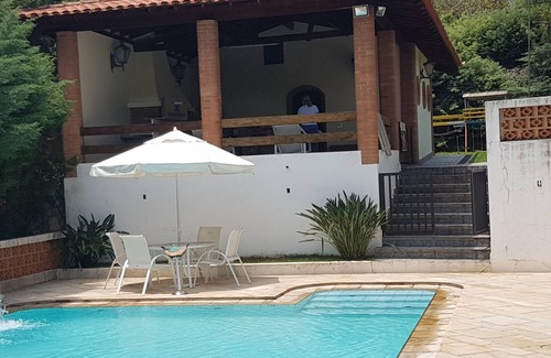 Valinhos House | 6. 000 meters in the Country Club neighborhood of Valinhos, paved and monitored street.