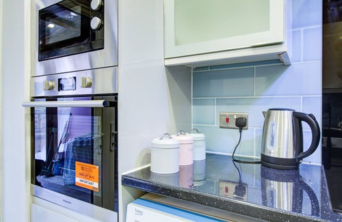 Gooshays House | 6 - 7 Beds-sleeps 12-elizabeth Line-free Parking