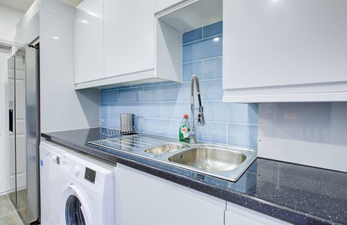 Gooshays House | 6 - 7 Beds-sleeps 12-elizabeth Line-free Parking