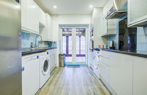 Gooshays House | 6 - 7 Beds-sleeps 12-elizabeth Line-free Parking